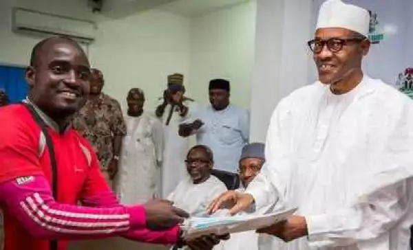 Photo: Man who trekked from Lagos to Abuja for President Buhari goes on Hajj